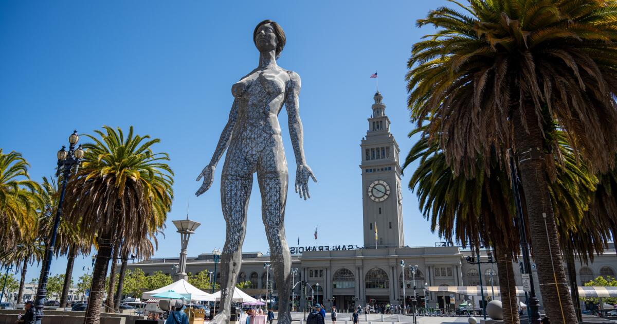 Une sculpture représentant une grande femme nue est en vente à San Francisco. Apportez une grue