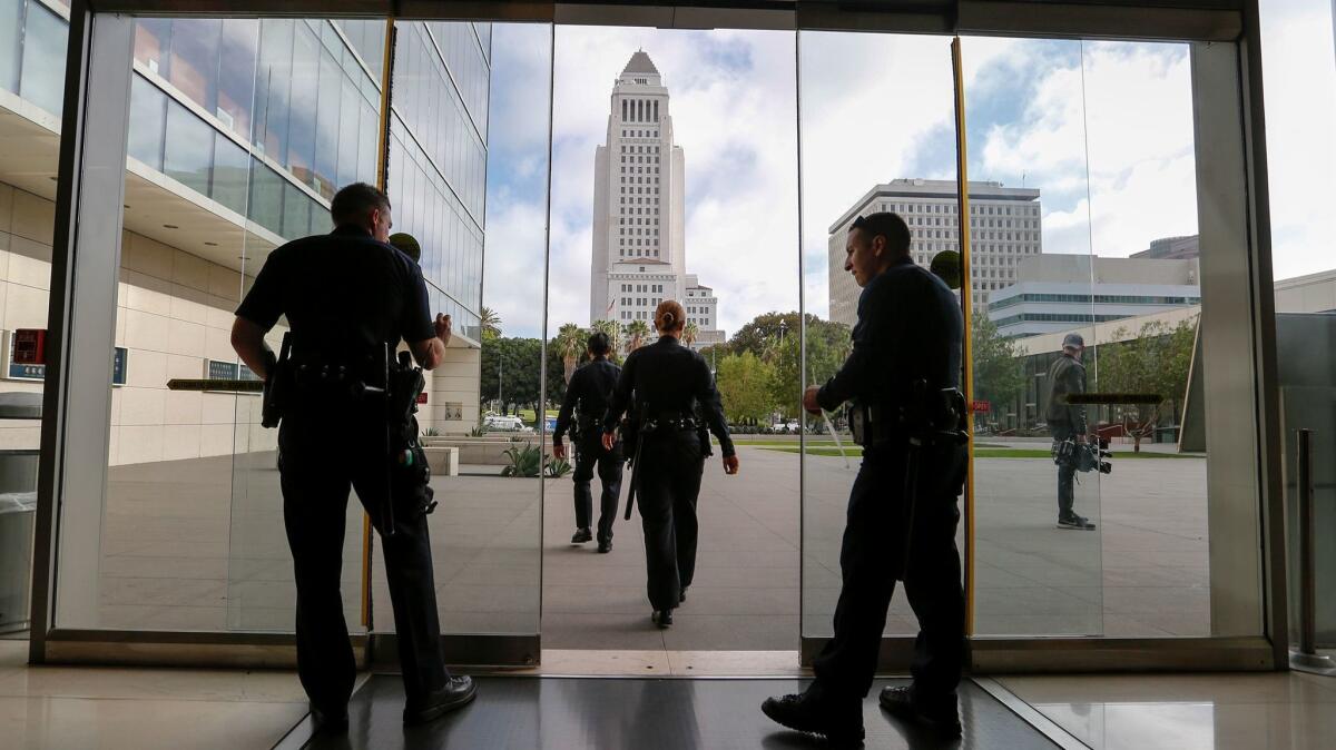 Oficiales del LAPD en el vestíbulo de la oficina central del departamento, el otoño pasado. El martes, la ACLU se unió a un periodista, una profesora y un activista en una demanda contra el departamento, por lo que describen como incumplimiento de la ley de registros públicos del estado (Mark Boster / Los Angeles Times).