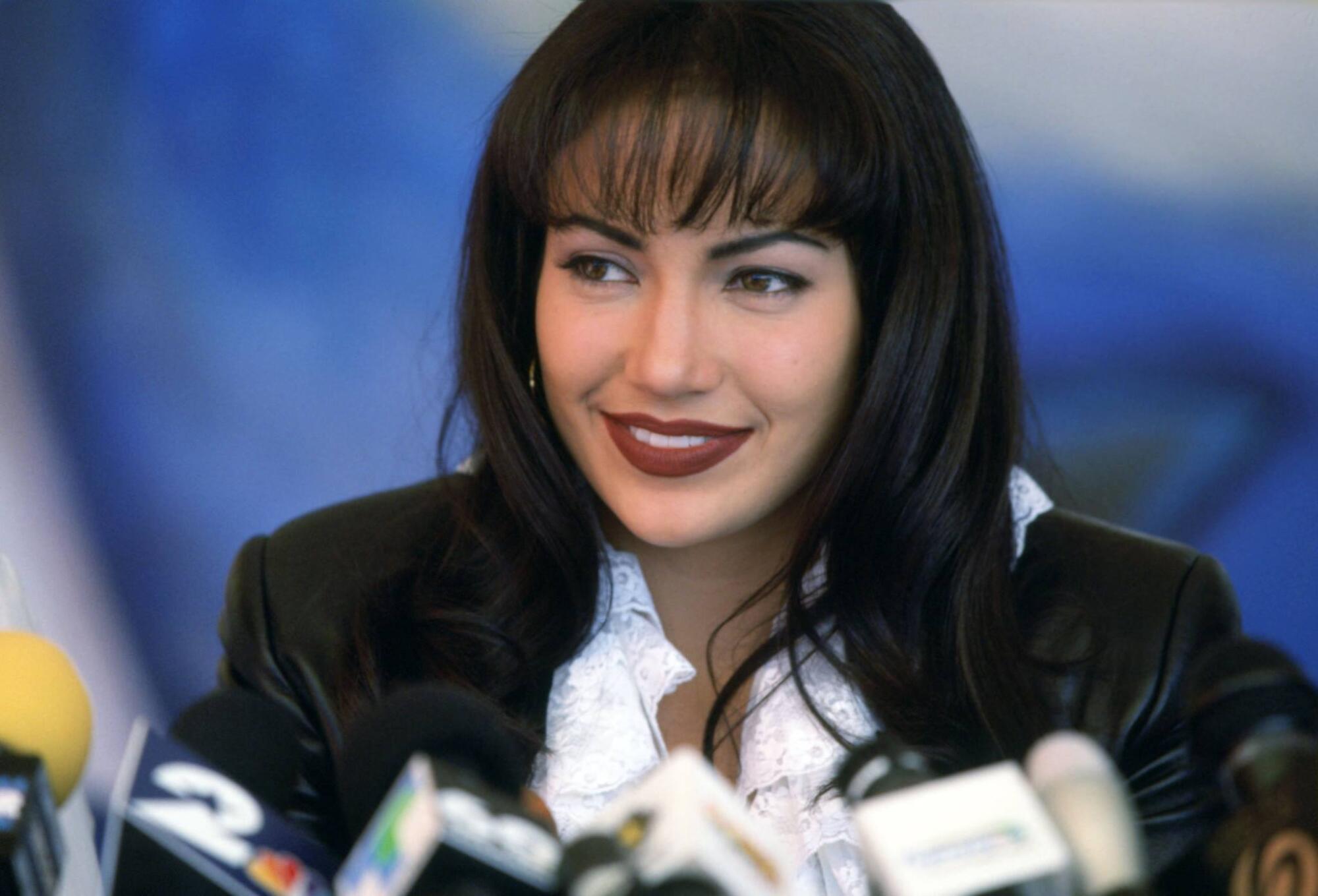 Jennifer López en su interpretación de Selena en la película que dirigió Gregory Nava en 1997.