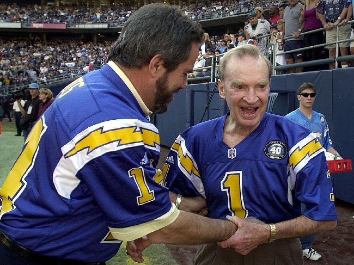 Dan Fouts was reunited with his old coach, Don Coryell, during a ceremony honoring "Air Coryell" alumni before a Chargers game in 2000.