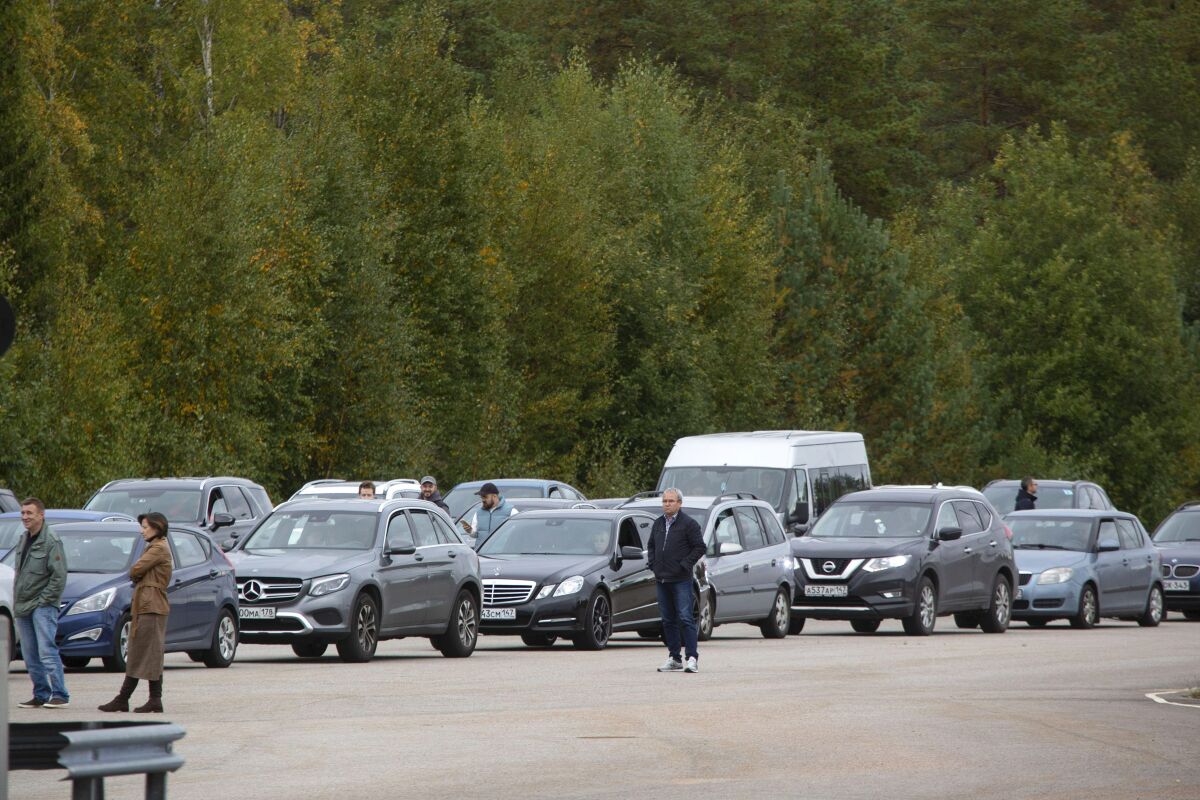 Autos hacen fila para cruzar la frontera de Rusia a Finlandia en el retén Vaalima 