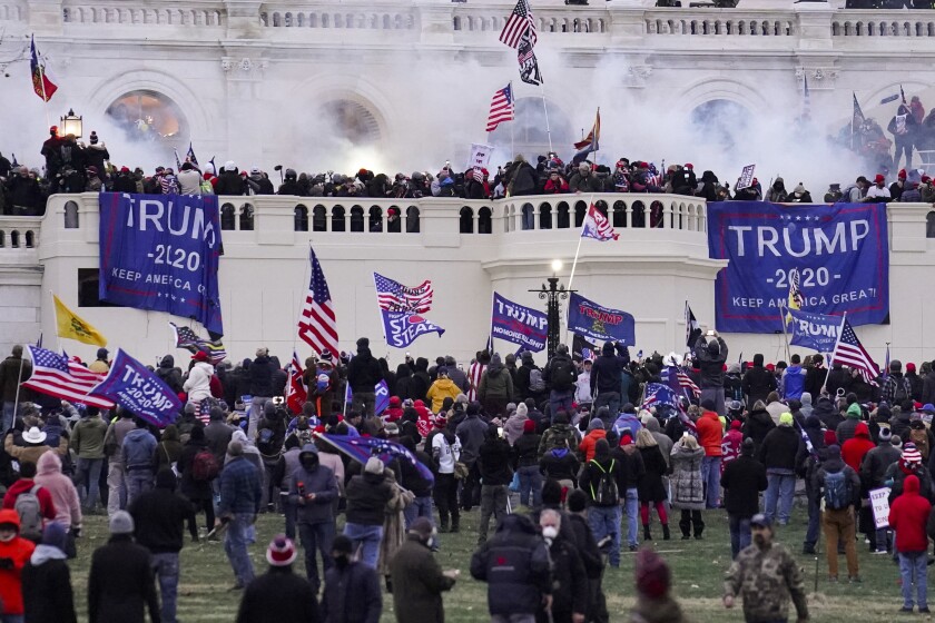 La escena durante el asalto al Capitolio en Washington el 6 de enero del 2021. (AP Foto/John Minchillo
