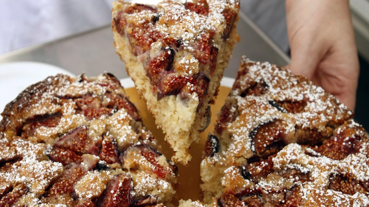 Rolled-oat cake with figs