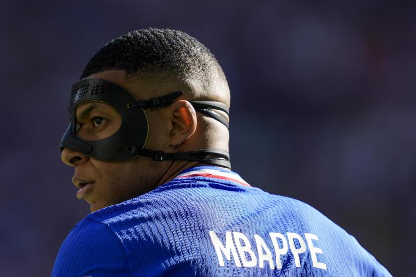 Kylian Mbappé, de Francia, durante un partido del Grupo D entre Francia y Polonia en el torneo de fútbol Euro 2024 en Dortmund, Alemania, el martes 25 de junio de 2024. (Foto AP/Darko Vojinovic)