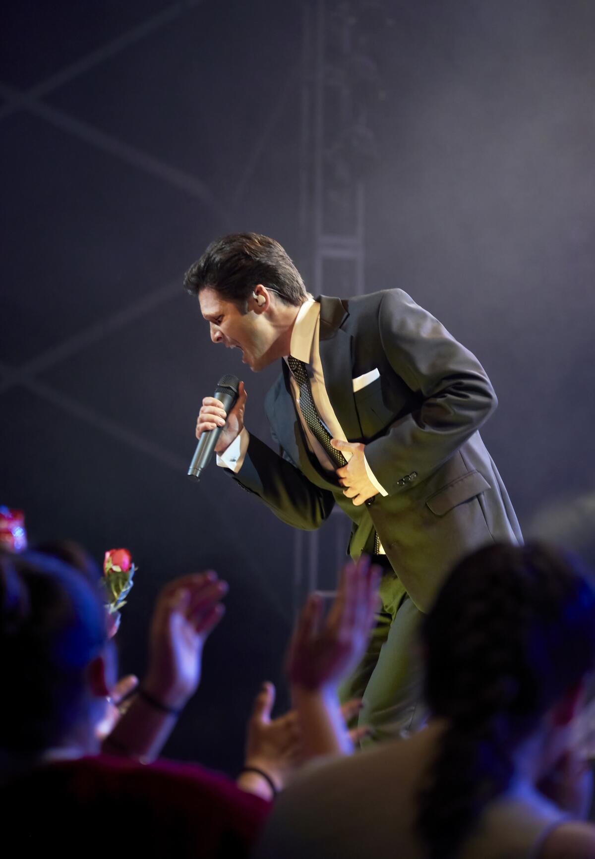 Un escena de Diego Boneta interpretando a Luis Miguel en el escenario.