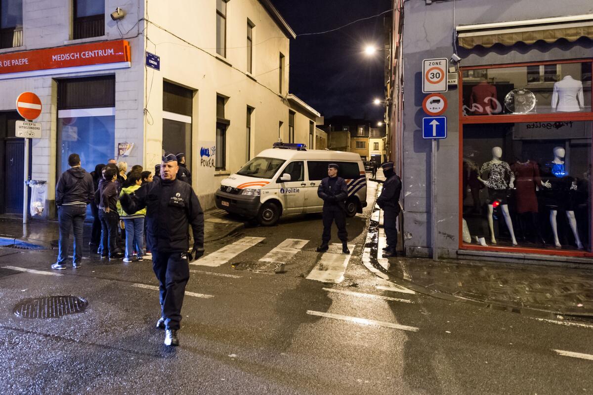 En esta imagen, policías montando guardia en una calle en la que fuerzas especiales registran una casa en el barrio de Molenbeek en Bruselas.