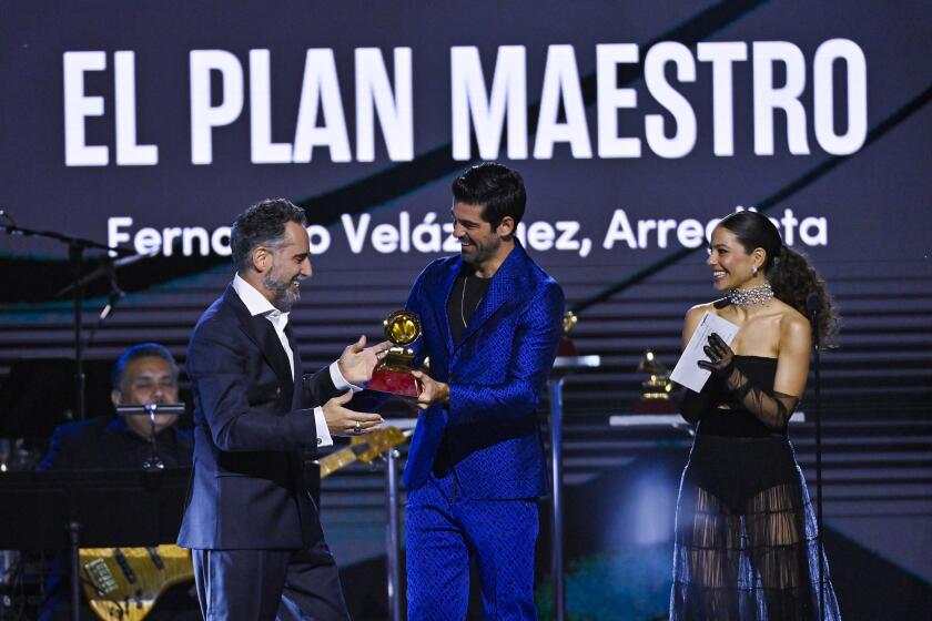 Jorge Drexler acepta el premio al Mejor Arreglo en la ceremonia de la Premiere del Latin Grammy.