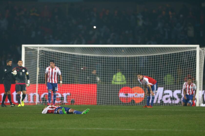 Los jugadores de Paraguay reaccionan tras un gol de Argentina en un partido por las semifinales de la Copa América.