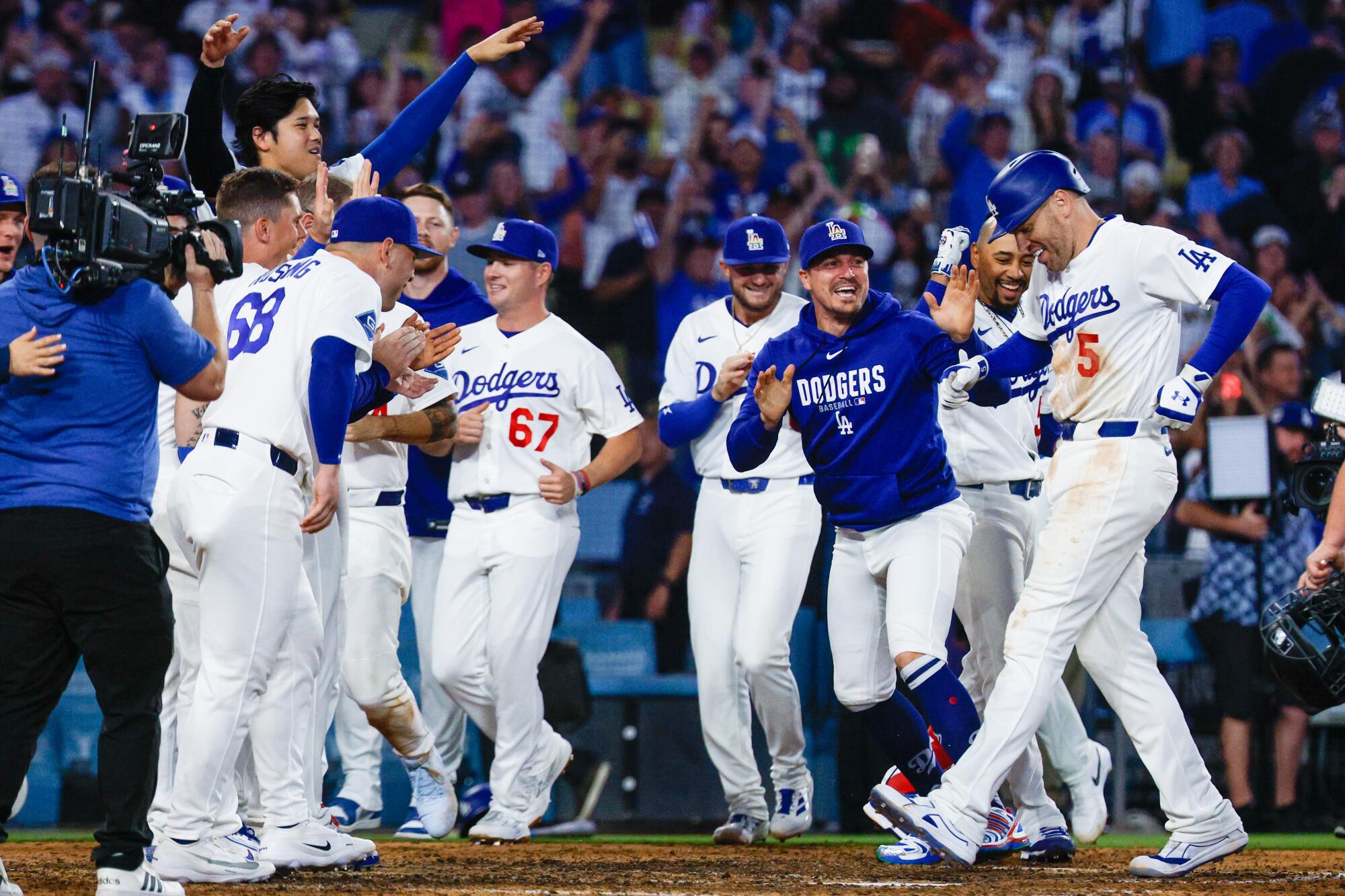 Freddie Freeman hits walk-off homer in Dodgers' victory over Angels - Los Angeles Times