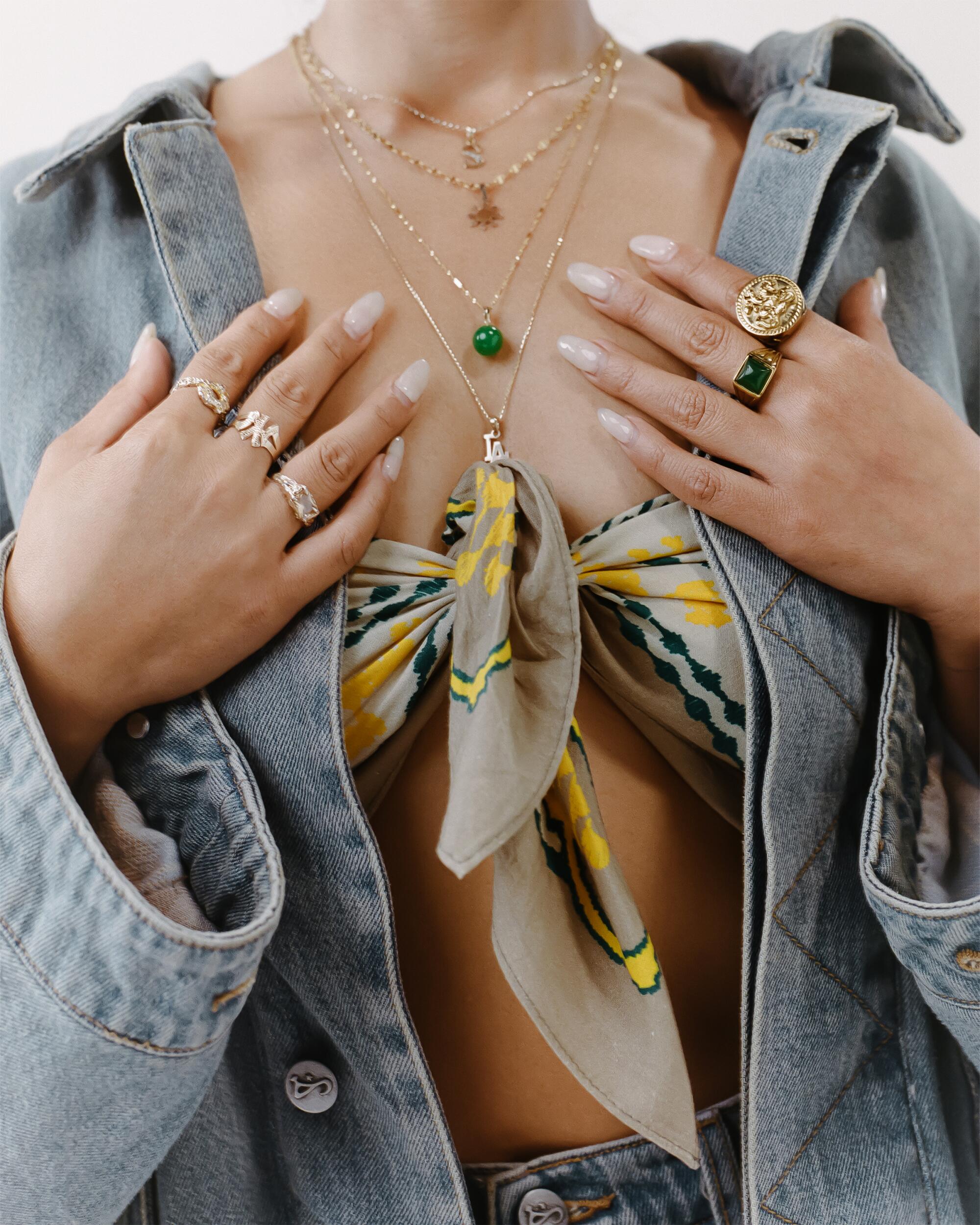De La Gold necklaces, talent's ain rings.