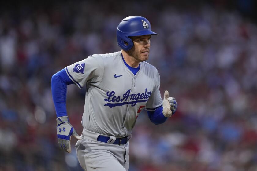 ARCHIVO - Freddie Freeman, de los Dodgers de Los Ángeles, corre durante el juego del jueves 11 de julio de 2024, ante los Filis de Filadelfia (AP Foto/Matt Slocum)