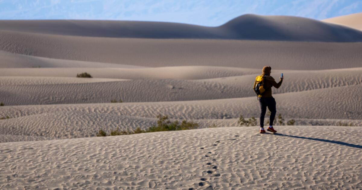 Hitze im Death Valley lässt die Haut eines Mannes nach Schuhversagen ...