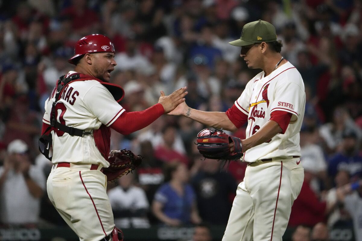 Cardinals avcısı Willson Contreras ve yardımcısı Giovanny Gallegos, 20 Mayıs 2023'te bir galibiyetin ardından kutlama yapıyor.