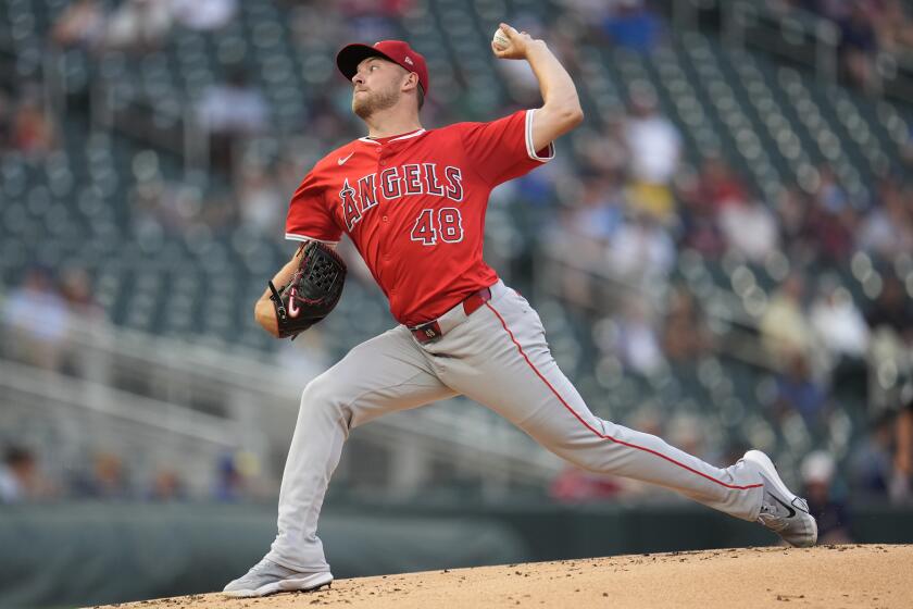 El abridor de los Angelinos de Los Ángeles Reid Detmers lanza en la primera entrada del juego ante los Mellizos de Minnesota el lunes 9 de septiembre del 2024. (AP Foto/Abbie Parr)