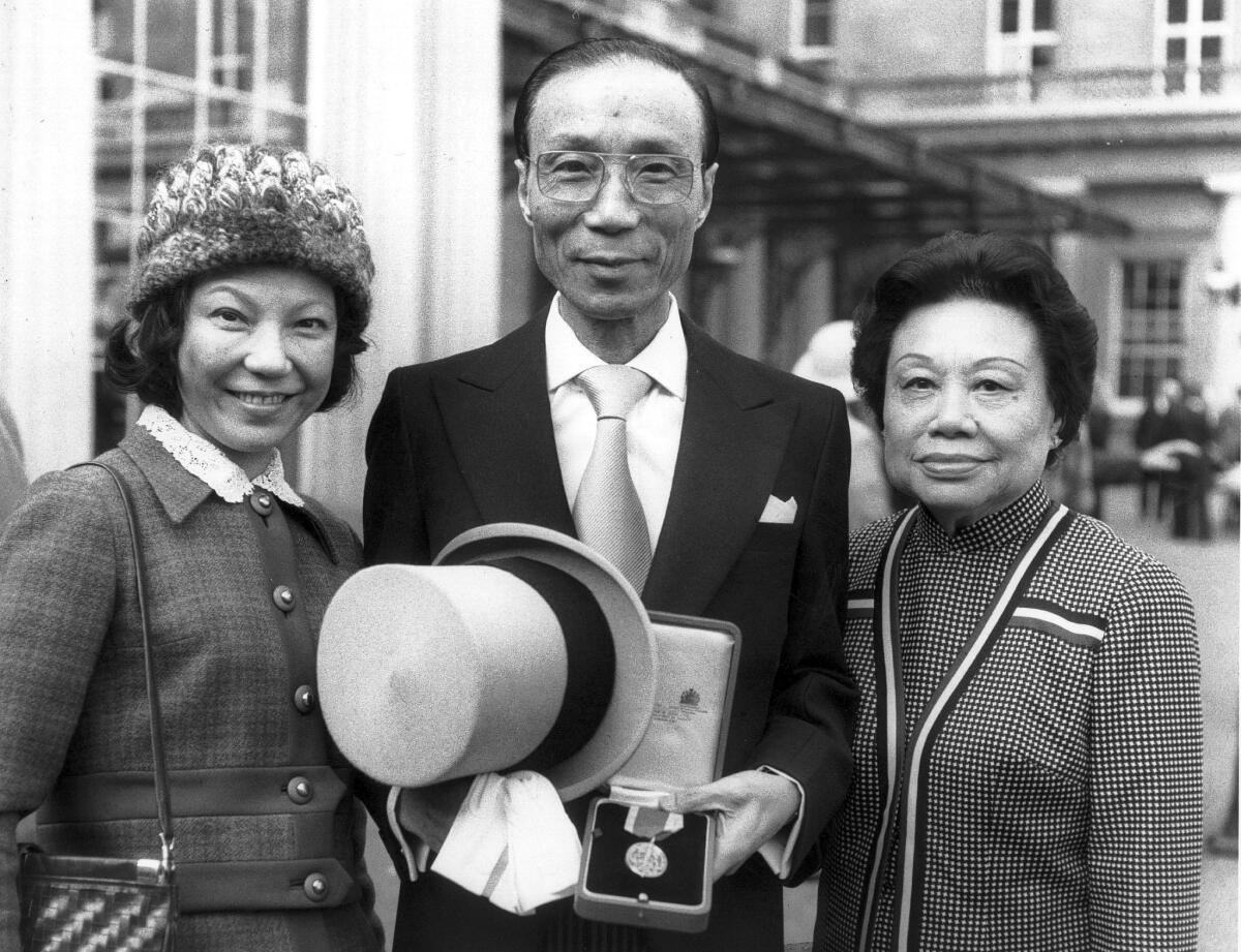 Run Run Shaw with his daughter and his wife in London in 1978, when he was knighted.