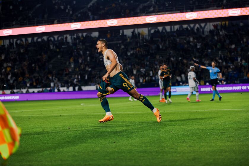 El atacante Dejan Joveljić celebra su gol que le aseguró el triunfo al LA Galaxy ante los Earthquakes de San José.