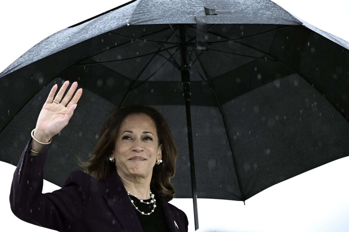 La vicepresidenta de EEUU Kamala Harris sube a bordo del Air Force Two 