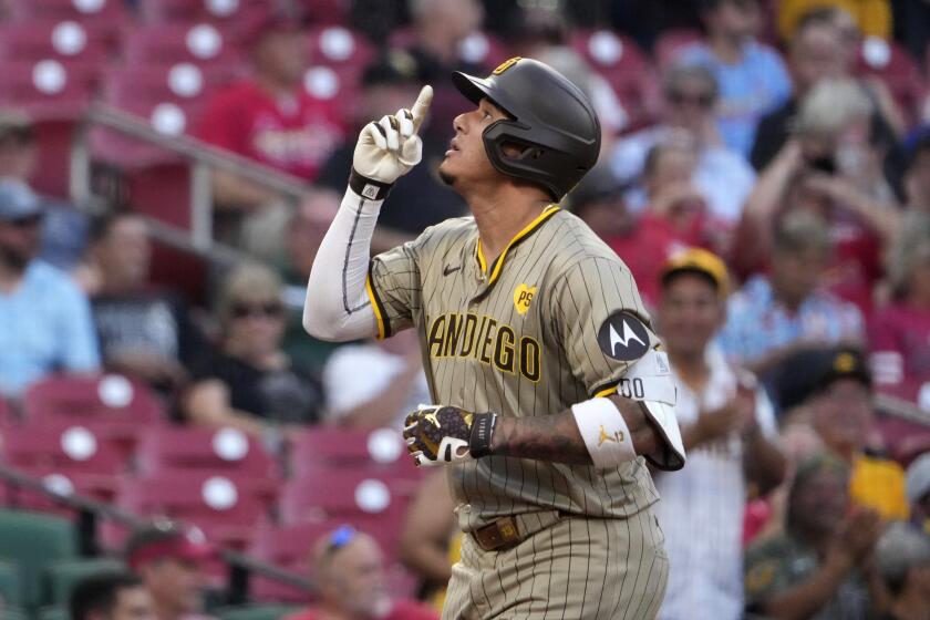 El dominicano de los Padres de San Diego, Manny Machado llega al plato luego de impactar un jonrón de dos carreras durante el primer episodio del juego de béisbol ante los Cardenales de San Luis, el lunes 26 de agosto de 2024, en San Luis. (AP Foto/Jeff Roberson)