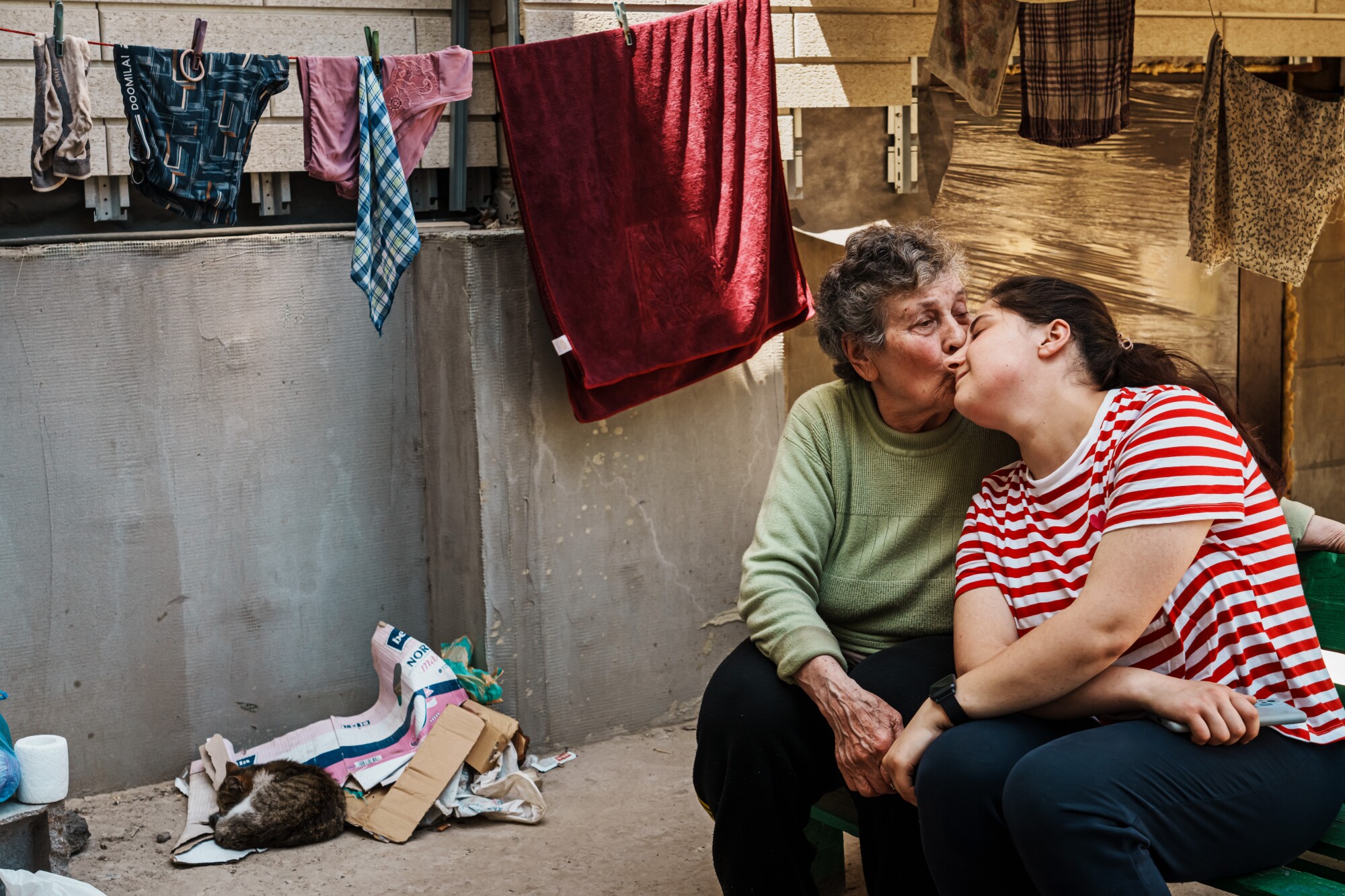 Valentyna Lazarevna, Ukrayna'nın Velyka Novosilka yakınlarında torunu Nina Novokhatskay'ı öpüyor.
