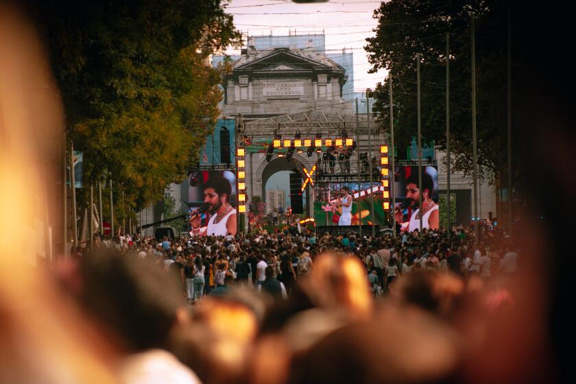 Camilo armó una fiesta al aire libre ante más de 80 mil fanáticos que llegaron a la Puerta de Alcalá, en Madrid, para verlo cantar antes de viajar a Los Ángeles.