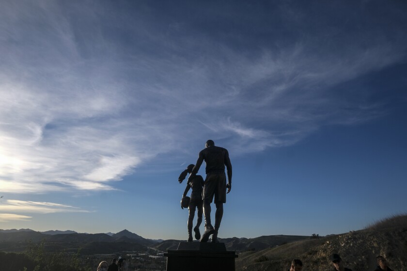 A bronze sculpture honoring former Los Angeles Lakers NB .W. Chiu)