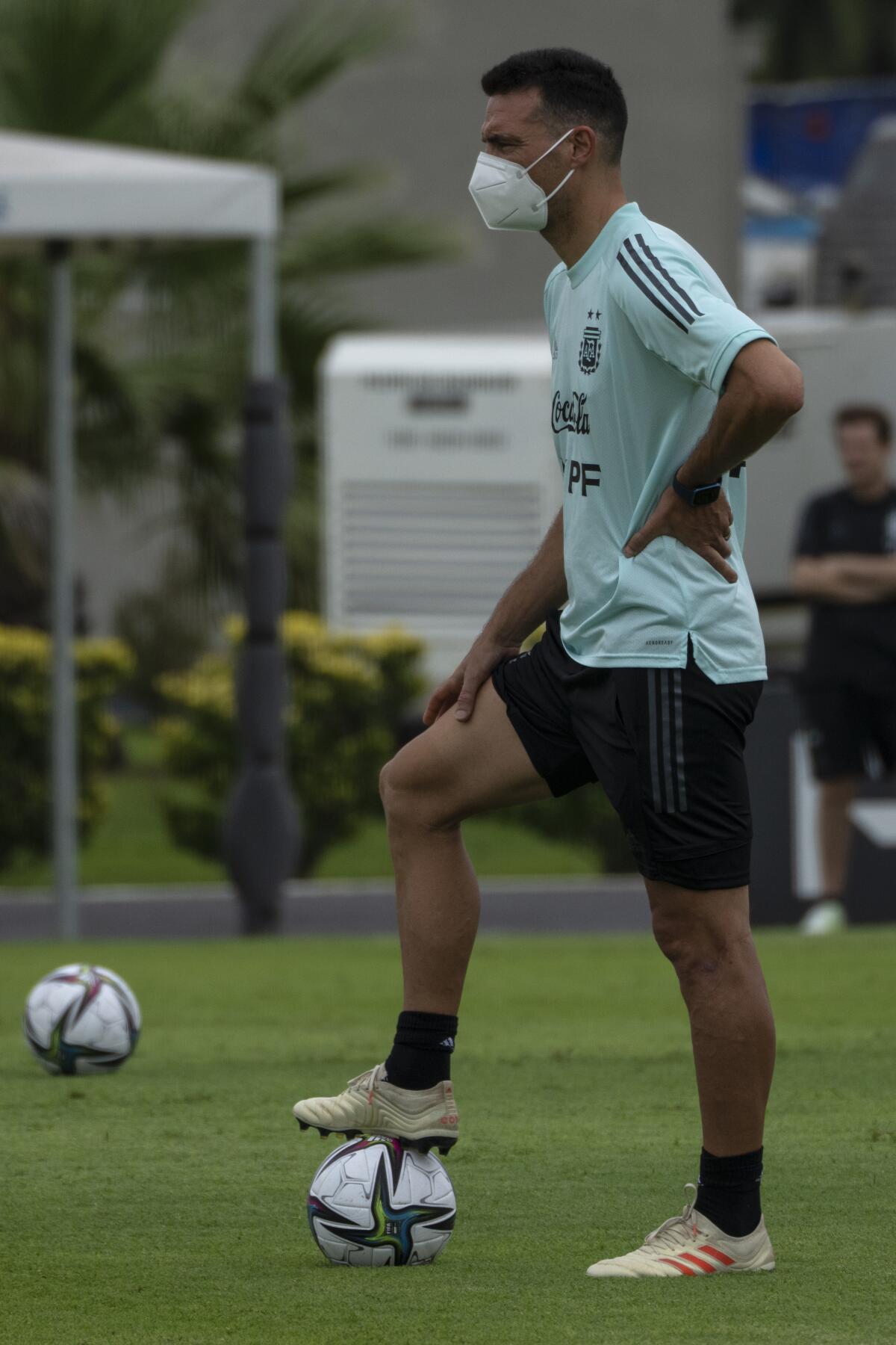 Lionel Scaloni, coach of the Argentine national team, leads a training session ahead of a FIFA World Cup Qatar 2022 qualifier match against Chile at the Argentina Football Association in Ezeiza on the outskirts of Buenos Aires, Wednesday, Jan. 26, 2022. (AP Photo/Rodrigo Abd)