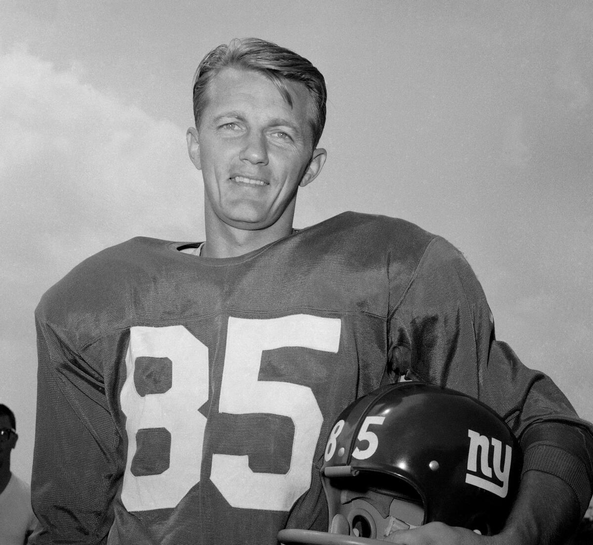 Black-and-white photo of Del Shofner at New York Giants training camp in August 1964.