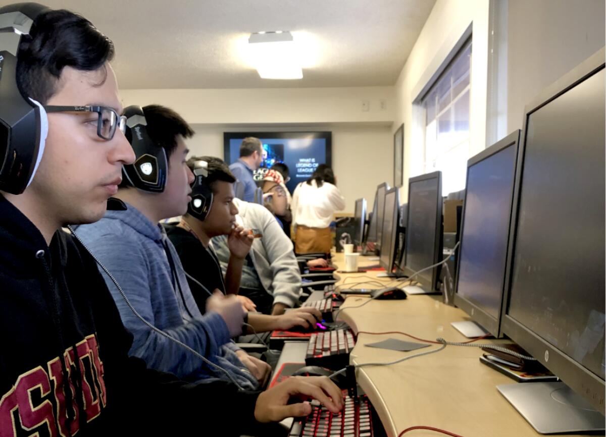 Los estudiantes juegan el videojuego League of Legends 