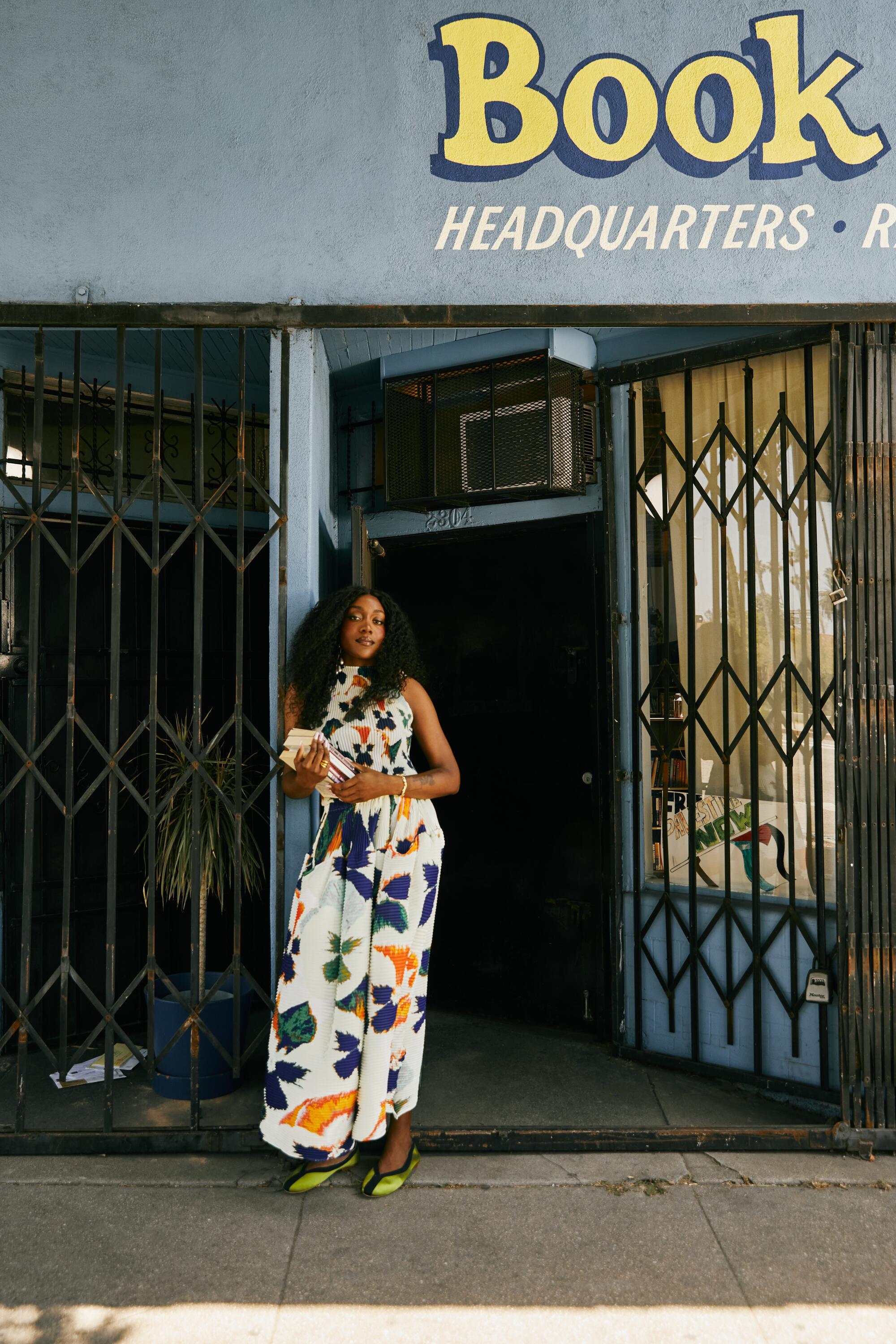 Noname in front of her book quarters.