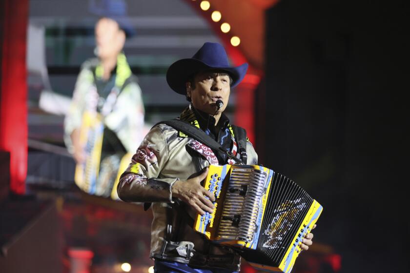 Jorge Hernández de la banda mexicana Los Tigres del Norte durante su presentación en el festival Arre en la Ciudad de México el 7 de septiembre de 2024. (Foto AP/Ginnette Riquelme)