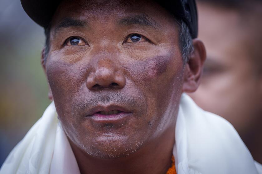 En esta imagen de archivo, el veterano guía sherpa Kami Rita, tras escalar el Everest por 28va, llega al aeropuerto de Katmandú, Nepal, el 25 de mayo de 2023. (AP Foto/Niranjan Shrestha, archivo)