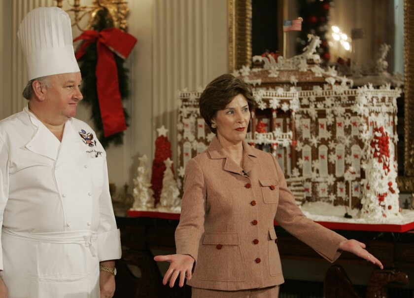 La Première Dame Laura Bush avec le chef Roland Mesnier, en 2006.  