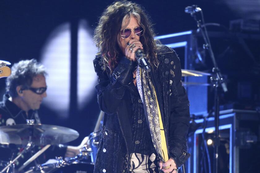 ARCHIVO - Steven Tyler canta en la 62a entrega anual de los premios Grammy, el 26 de enero de 2020 en Los Ángeles. El líder de Aerosmith ingresó voluntariamente a un programa de rehabilitación, obligando a la banda de rock a cancelar la primera parte de su próxima residencia en Las Vegas. (Foto por Matt Sayles/Invision/AP, archivo)