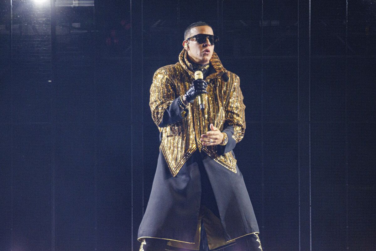 ARCHIVO - Daddy Yankee durante un concierto de su gira de despedida "La última vuelta" 