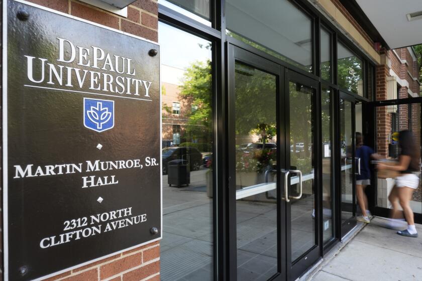 Estudiantes entran al edificio de dormitorios de la Universidad DePaul, en Chicago, el miércoles 28 de agosto de 2024. (AP Foto/Nam Y. Huh)