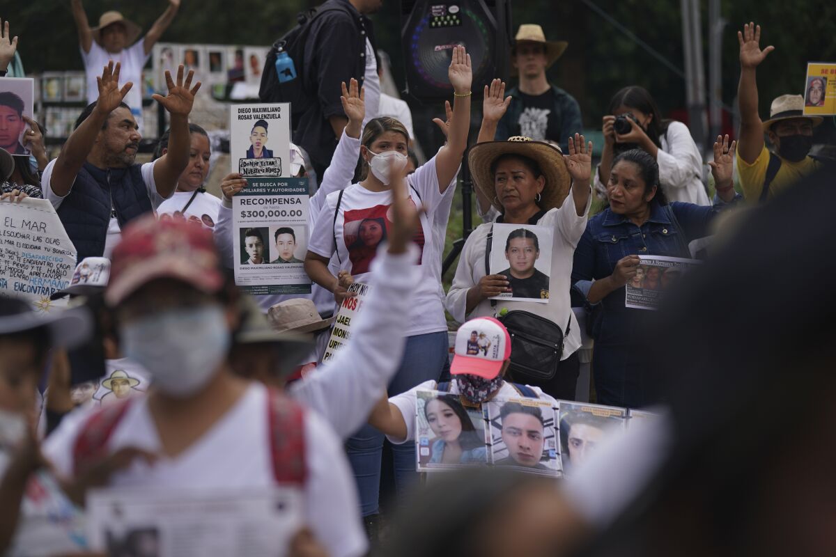 Parientes de desaparecidos participan en una protesta en Ciudad de México,