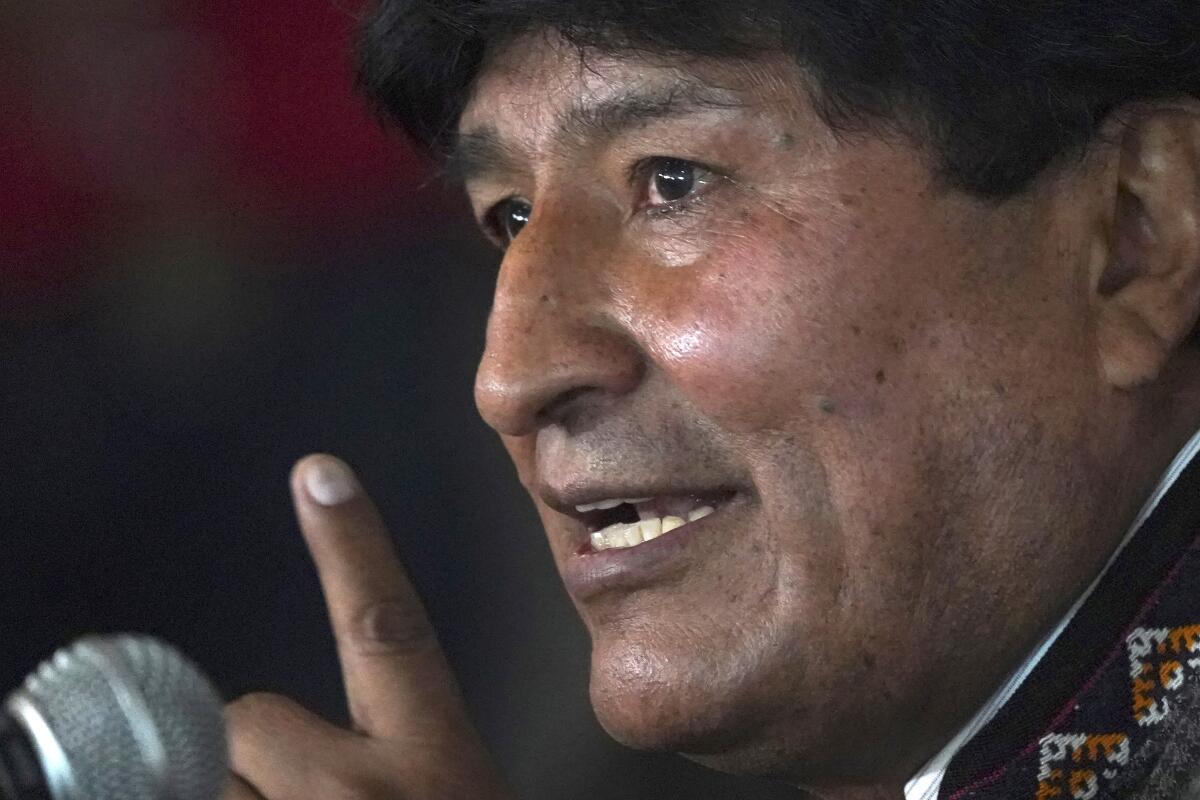 ARCHIVO - El expresidente de Bolivia, Evo Morales, habla durante una conferencia de prensa
