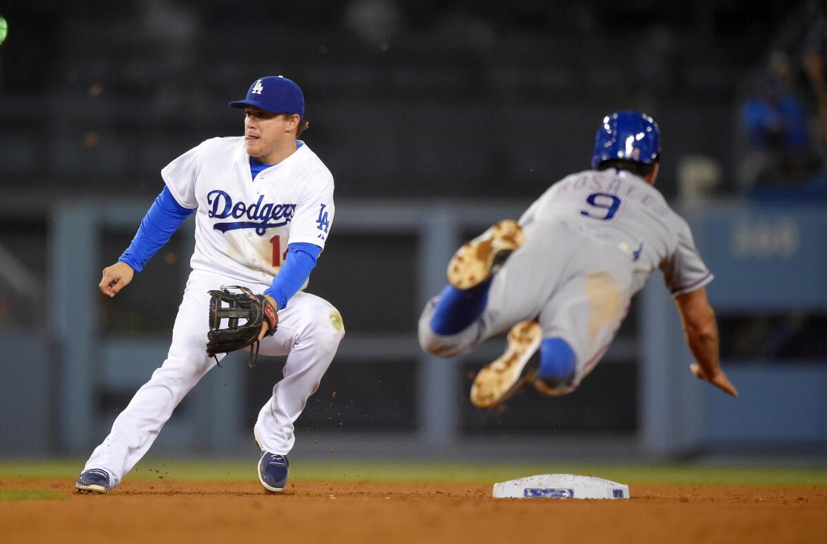 El jugador de los Rangers, Adam Rosales, se roba la segunda base en la victoria de su equipo ante Dodgers.