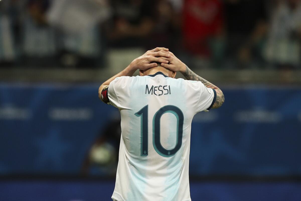 El delantero argentino Lionel Messi tras fallar una ocasión de gol en la derrota 2-0 ante Colombia por el Grupo B de la Copa América, en Salvador, Brasil, el sábado 15 de junio de 2019.