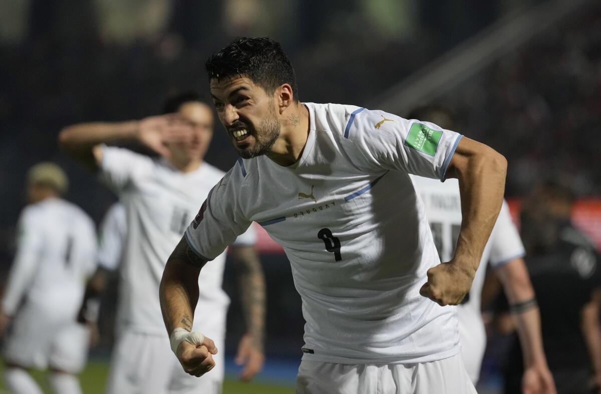 El atacante uruguayo Luis Suárez celebra tras anotar el primer gol en el partido contra Paraguay.