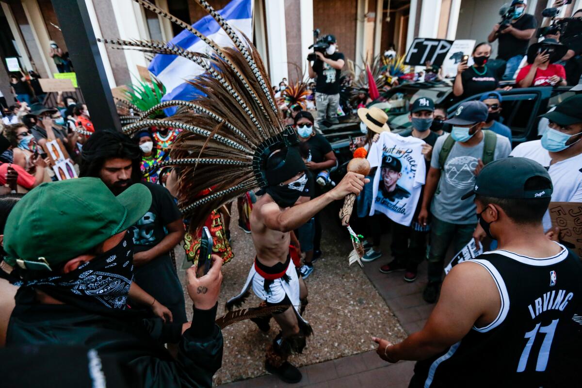 Bailarines aztecas en la estación del sheriff de Compton para protestar por el tiroteo fatal de Andrés Guardado.