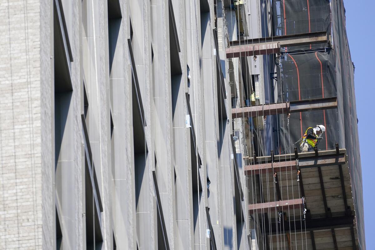 Trabajadores de construcción trabajan en un edificio residencial y comercial en Manhattan 