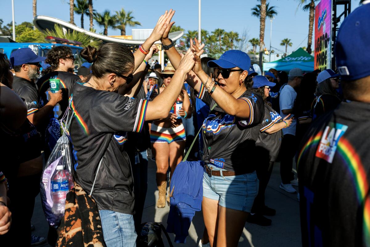 Les fans des Dodgers profitent de la Pride Night au Dodger Stadium.