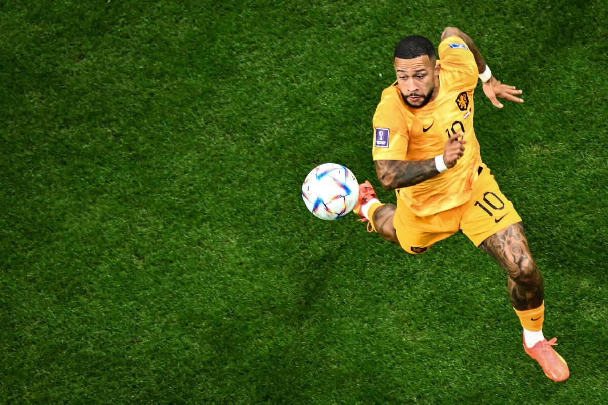 Netherlands forward Memphis Depay controls the ball during a match against Qatar at the World Cup.