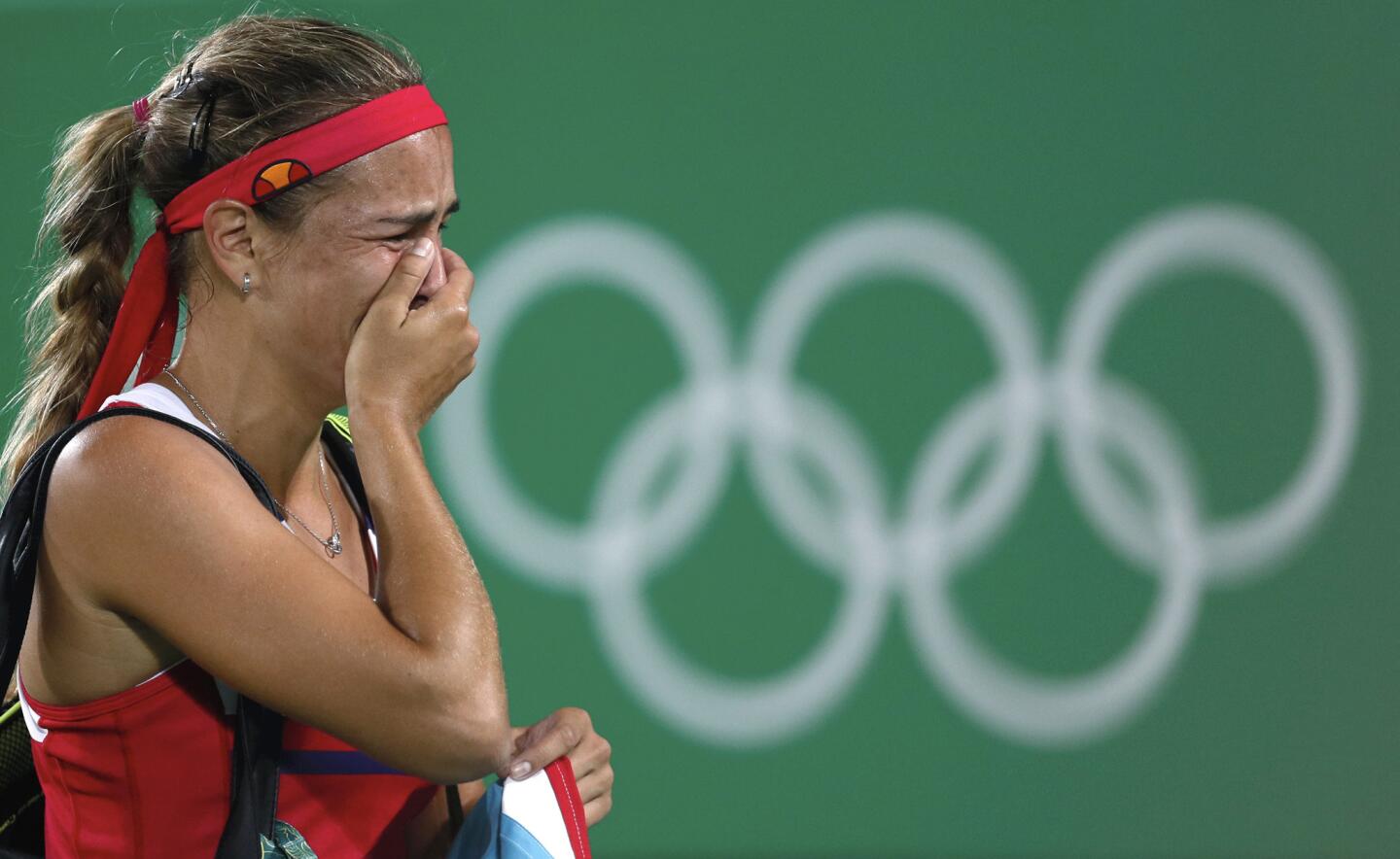 Puerto Rico había mandado representantes a los Juegos Olímpicos, pero ninguno había podido conquistar una medalla de oro. Todo esto cambio en agosto en los juegos de Río cuando la tenista Monica Puig ganó el torneo femenino para convertirse en la primera atleta en escribir en letras doradas el nombre de Isla del Encanto. Sin estar clasificada entre las mejores 16 al inicio, dio su primera campanada en la 3ra ronda al elminar a la 3ra sembrada Garbiñe Muguruza de España. Avanzó a la final y venció a la segunda clasificada del torneo, la alemana Angelique Kerber.