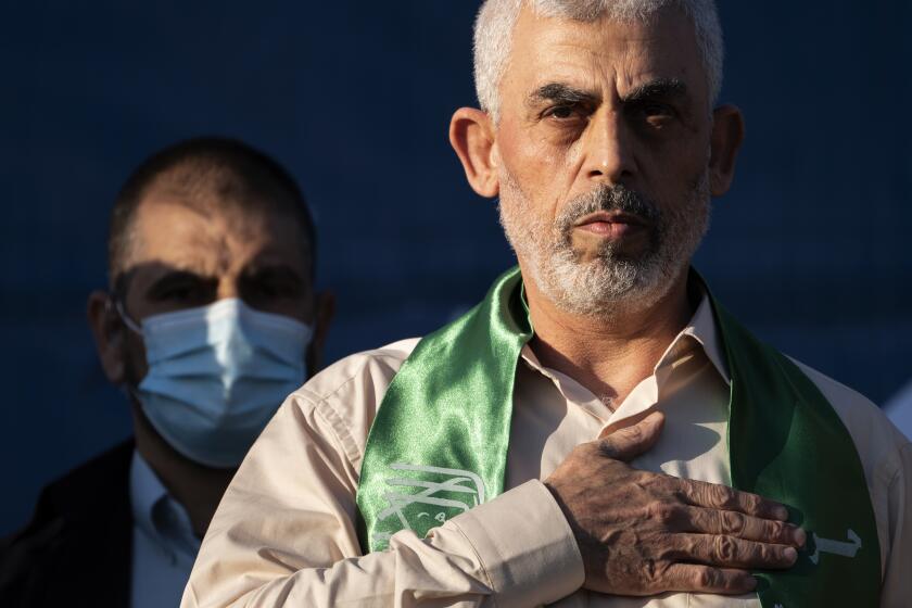 ARCHIVO - Yahya Sinwar, líder palestino de Hamás en la Franja de Gaza, coloca su mano sobre el corazón tras saludar a simpatizantes en un mitin, el 24 de mayo de 2021, en Ciudad de Gaza, Franja de Gaza. (AP Foto/John Minchillo, Archivo)