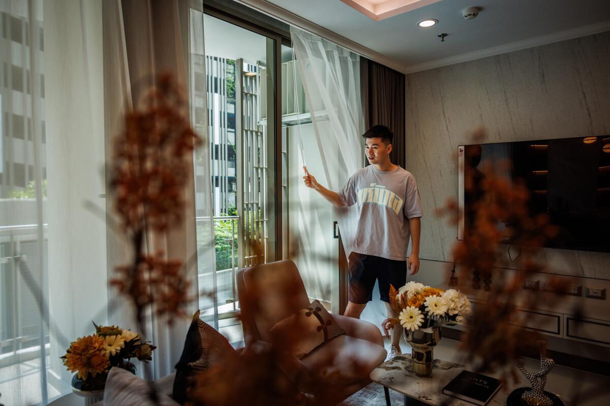 29 岁的中国公民 Danny Dong 在 Supalai Oriental 参观公寓 