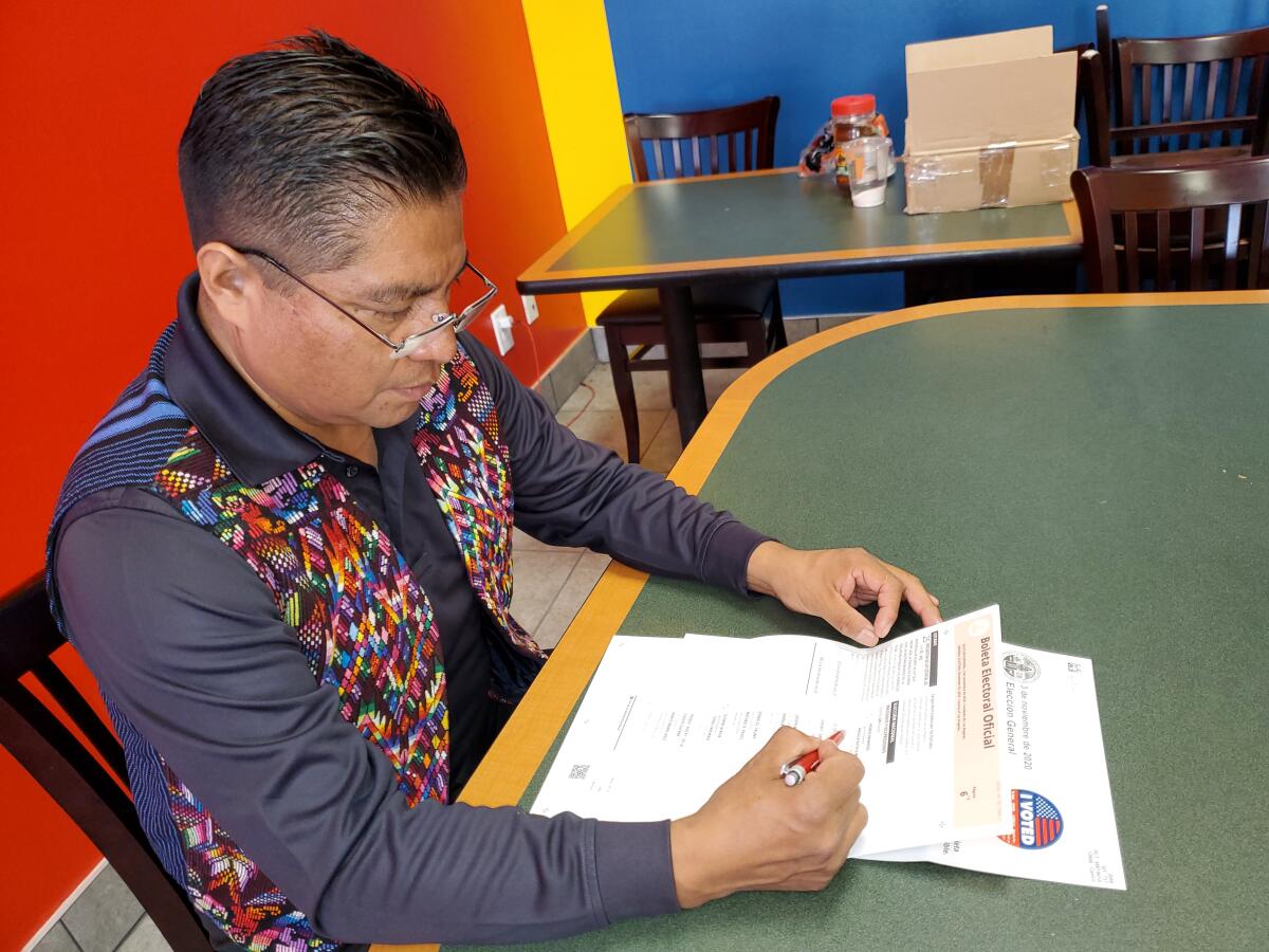 En el 2018 se naturalizó estadounidense Aldo Waykan, un inmigrante que huyó de la violencia en 1990 de su natal Guatemala.