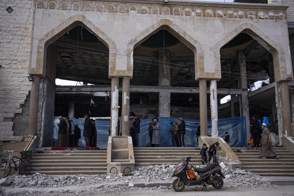 Palestinos rezan en una mezquita dañada tras un ataque israelí en Rafah