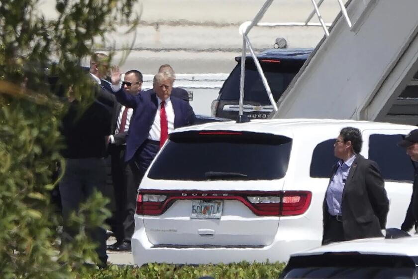 El expresidente Donald Trump saluda antes de abordar su avión en el Aeropuerto Internacional de Palm Beach, en West Palm Beach, Florida, el lunes 3 de abril de 2023. (Joe Cavaretta/South Florida Sun-Sentinel via AP)